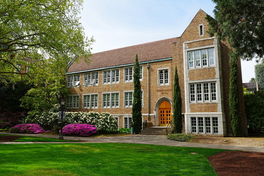 Academic Buildings and Campus Landscape of University of Portland, Oregon - オレゴン州 ポートランド大学 キャンパス 伝統的なレンガ造りの校舎