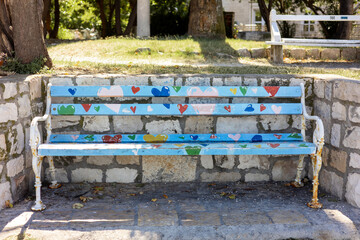 Artistic wooden bench decorated with hand-painted hearts © Alex ST