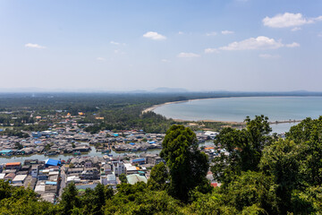 Naklejka premium Beautiful aerial view overlooking quiet coastal town near bright blue ocean and sandy beach under clear sky creating peaceful and serene landscape for perfect summer vacation
