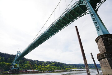 Obraz premium St. Johns Bridge in Portland Oregon with Gothic Steel Towers and Willamette River