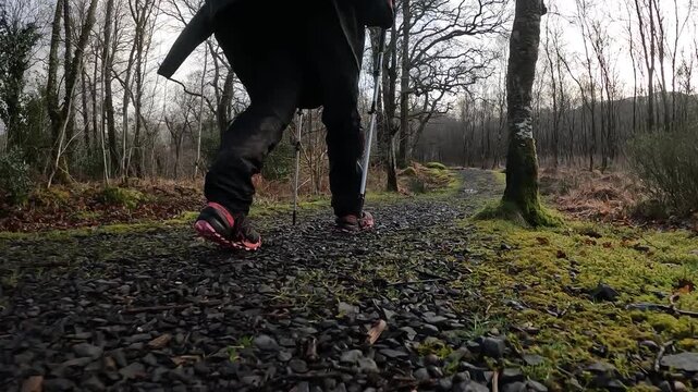 zoom pieds d'une randonn&eacute;e sur un sentier en Ecosse