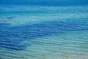 Obraz premium an abstract overhead view of the black sea's surface, showcasing vibrant turquoise and deep navy blue color bands with gentle ripples