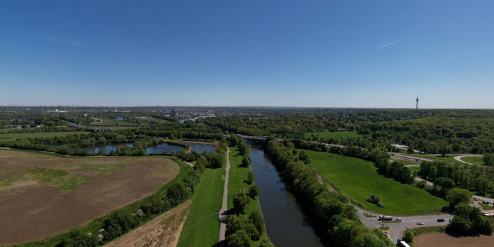Duisburg - Ruhrinsel mit Kanal und R&uuml;ckhaltebecken an der Autobahn A4 - Ruhrgebiet, NRW