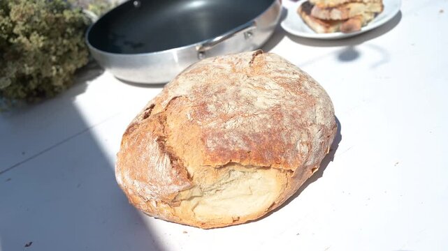 pane fresco appena sfornato da un forno a legna