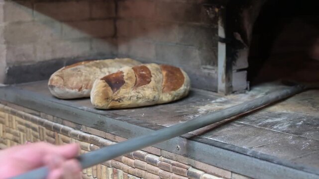 pane fresco appena sfornato da un forno a legna