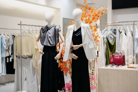 clothes store	in shopping mall