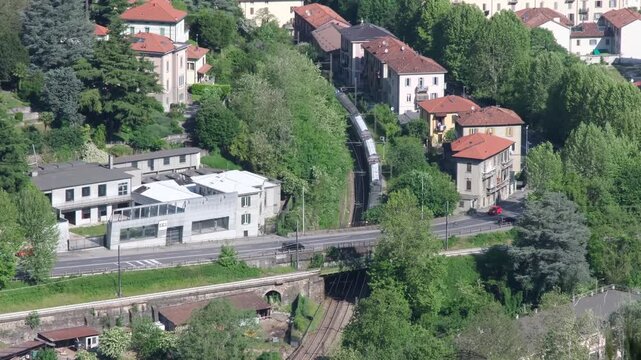 Un treno che si muove lungo i binari che da Como portano a Milano.