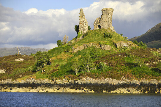 KYLEAKIN SCOTLAND UK:  Castle Moil, Isle of Skye, Scotland .In the late 15th century Clan Mackinnon moved from their earlier base at Dun Ringill, near Elgol, to this castle at Kyleakin.