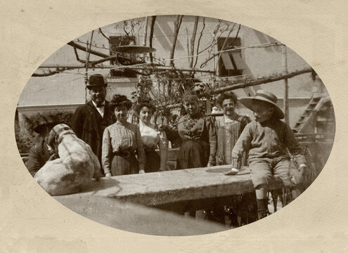 FOTOGRAFIA ANTICA CON GRUPPO IN POSA	
