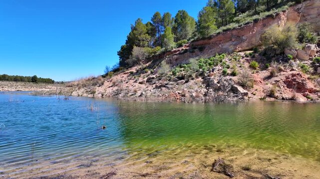 Llegada de un afluente al Embalse del Cenajo