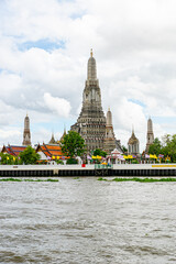 Naklejka premium Wat Arun Ratchaararam Ratchawaramahawihan (Temple of Dawn)