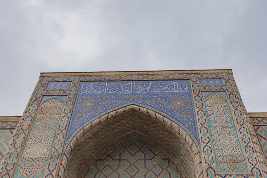  Upper section of Ulugbek Madrasa archway, with horizontal band of Arabic calligraphy and blue mosaic tilework. The use of script as both decoration and ideological communication.
