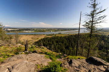 Obraz premium Panoramic view of the Pitt River and valley from High Knoll at Minnekhada Regional Park in Coquitlam Canada