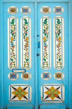 Porte traditionnelle richement d&eacute;cor&eacute;e dans la M&eacute;dina de Nabeul