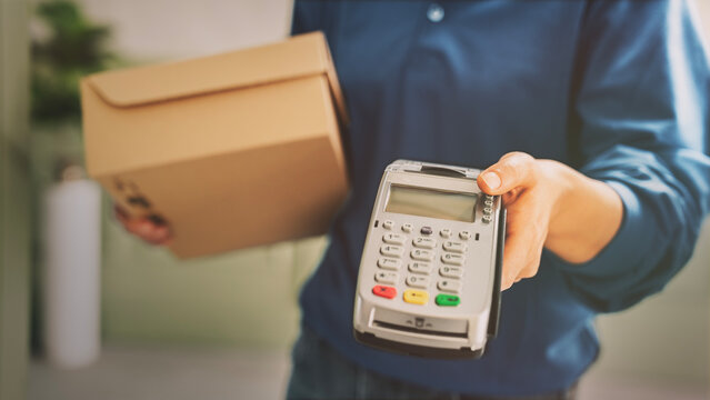  Home delivery of a shipping package with card payment on delivery