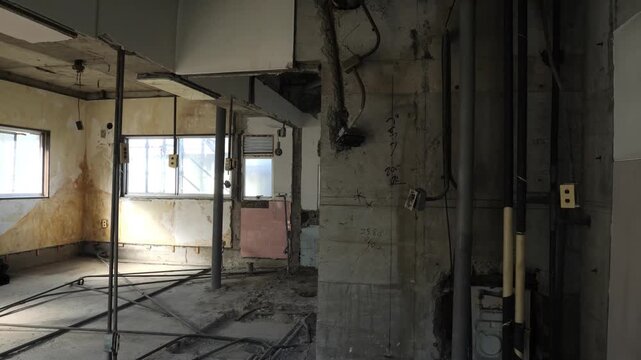 団地の解体現場 柱に残る工事の書き込みとスケルトン内装 4K