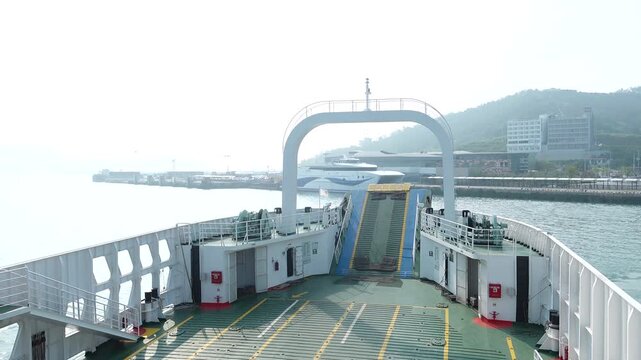 Passenger Ferry Sailing to Cheongsando Island - 완도에서 청산도로 향하는 여객선 뱃길 풍경