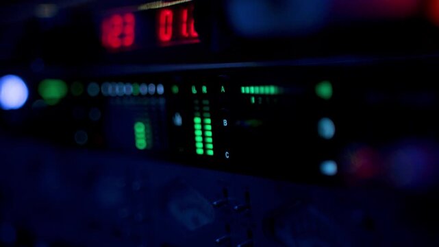 Equipo de audio profesional con indicadores LED y medidores VU en estudio de grabaci&oacute;n - 4K