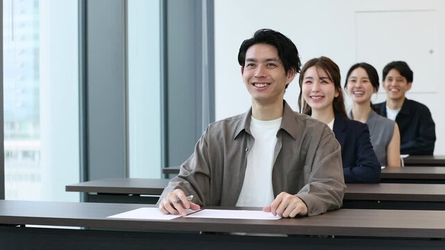 研修を受けるビジネスチームのセミナー風景