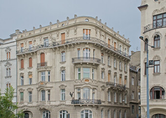 Obraz premium Ornate Art deco building with rounded corner in Budapest, Hungary 
