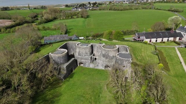 Survol des fours &agrave; chaux du Rey, sur la commune de Regn&eacute;ville-sur-Mer en Normandie. Un site construit entre 1852 et 1854, restaur&eacute; et entretenu par le conseil g&eacute;n&eacute;ral de la Manche. traveling ascendant