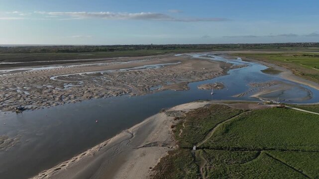 Vue a&eacute;rienne de l'embouchure de la Sienne, une rivi&egrave;re qui se jette dans la Manche &agrave; Regn&eacute;ville-sur-Mer. Traveling descendant.