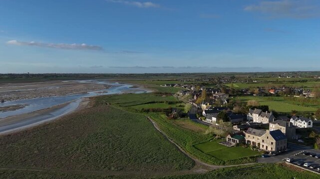 Vue a&eacute;rienne de Regn&eacute;ville-sur-Mer et de la Sienne, une rivi&egrave;re qui longe la ville.