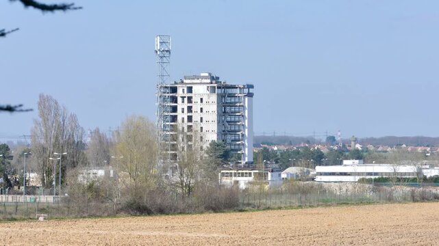 D&eacute;construction de la tour Alcatel-Nokia, &agrave; Nozay en Essonne. Vid&eacute;o obtenue par timelapse. Format paysage.