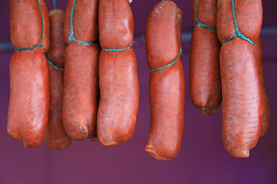 sobrasada embutido crudo curado de carne de cerdo con sal piment&oacute;n y pimienta negra colgado a la venta en baleares 4M0A7645-as26