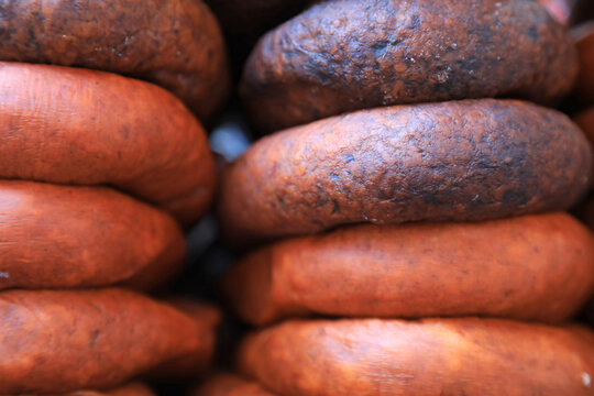 chorizo longaniza embutido sobrasada apilados expuestos para la venta en una carnicer&iacute;a 4M0A7743-as26