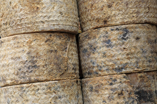 quesos de oveja apilados para vender en el mercado de una feria popular 4M0A7945-as26