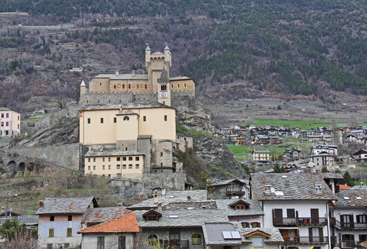 il castello e la chiesa dei Santi Pietro e Paolo dominano l'abitato di Saint Pierre in Val d'Aosta