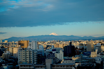 Obraz premium Tokyo, Japan - March 13, 2026: Mount Fuji rising above urban skyline viewed from Shibuya district in Tokyo, Japan. 