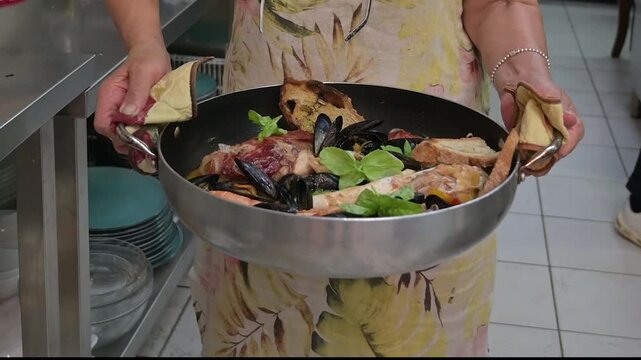 preparazione di una zuppa di pesce nella cucina di un ristorante