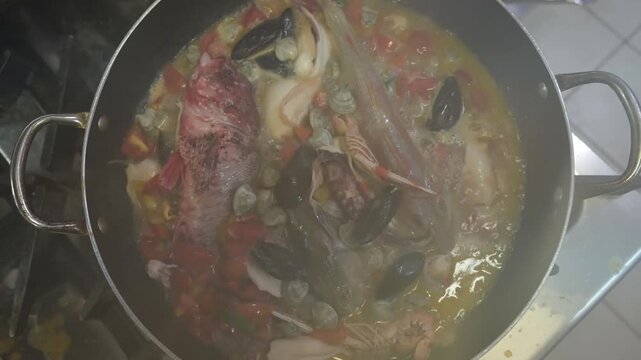preparazione di una zuppa di pesce nella cucina di un ristorante
