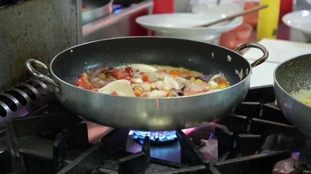 preparazione di una zuppa di pesce nella cucina di un ristorante