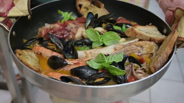 preparazione di una zuppa di pesce nella cucina di un ristorante