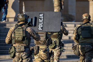 Drużyna bojowa policji w akcji terrorystycznej, tarcza © FotoDax