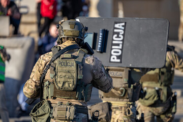 Drużyna bojowa policji w akcji terrorystycznej, tarcza © FotoDax