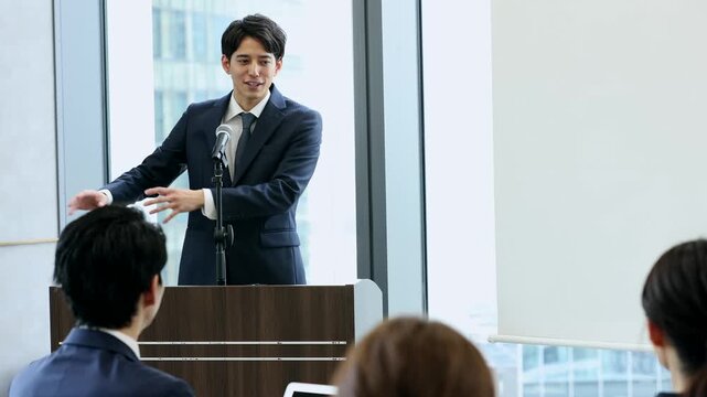 ビジネスマンがオフィスでプレゼンテーションを行うセミナー風景