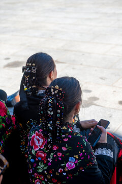 Mujer joven castellana con traje t&iacute;pico bailando jotas, Young Castilian woman in traditional dress dancing jota, Junge kastilische Frau in traditioneller Tracht tanzt Jota, カスティーリャ地方の伝統衣装を着た若い女性がホタを踊る