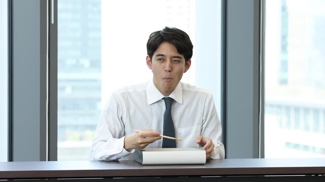 会議室でお弁当を食べるビジネスマン

