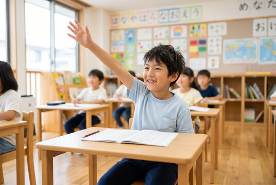 小学校の授業中に笑顔で元気よく挙手をする男の子、教育、ライフスタイル、Generative AI