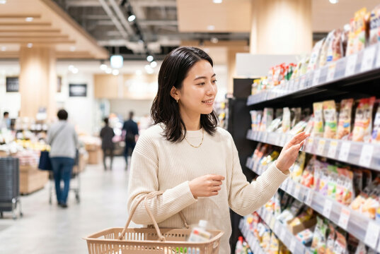 スーパーマーケットで買い物をする笑顔の日本人女性　Generative AI