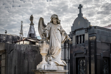 Fototapeta premium Angeles del Cementerio de la Recoleta in Buenos Aires, Argentina