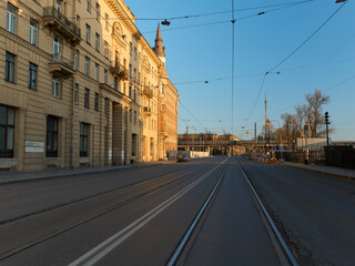 Obraz premium Serene city avenue illuminated by golden sunlight during quiet hours