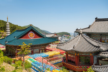 Obraz premium 푸른 하늘과 불교 사원,부산 삼광사의 지붕 풍경
