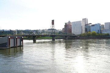 Obraz premium Portland City Skyline and Willamette River at Sunset from Vera Katz Eastbank Esplanade