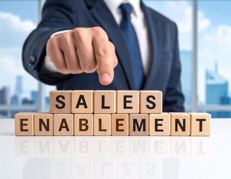 Sales enablement - Geschäftsmann zeigt auf den Text "Sales enablement"