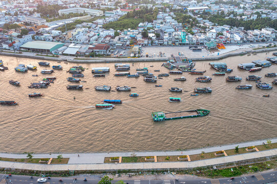 Cai Rang Floating Market in Can Tho, Vietnam &ndash; a popular tourist destination showcasing the riverine culture of the Mekong Delta &ndash; attracts both domestic and international visitors.&rdquo; 